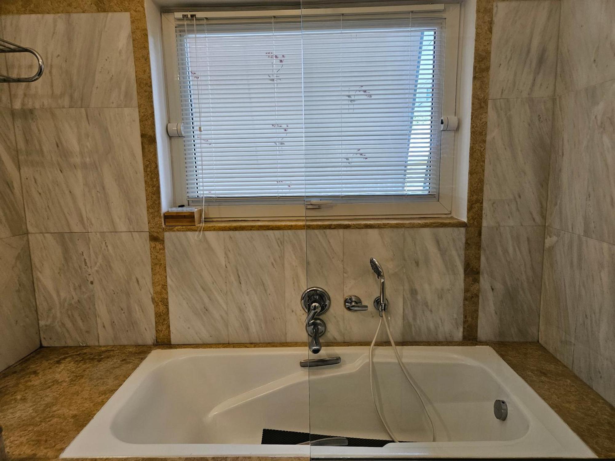 3 Bedder Condo In Ilisia, Megaro Mousikis Athènes Extérieur photo
