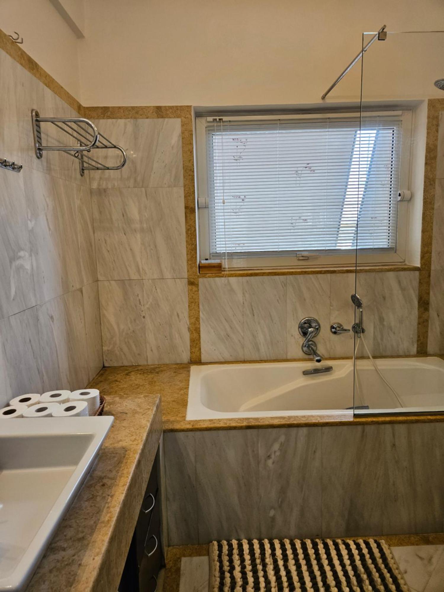 3 Bedder Condo In Ilisia, Megaro Mousikis Athènes Extérieur photo